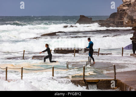 Sydney, Australien. 28. Okt 2018. Starke Wellen und Gezeiten Hit der Ostküste ganz eintauchen des beach pool am Avalon Beach, ein paar tapfere Surfer kämpfte, um die starke Brandung. Quelle: Martin Berry/Alamy leben Nachrichten Stockfoto