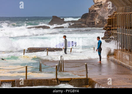 Sydney, Australien. 28. Okt 2018. Starke Wellen und Gezeiten Hit der Ostküste ganz eintauchen des beach pool am Avalon Beach, ein paar tapfere Surfer kämpfte, um die starke Brandung. Quelle: Martin Berry/Alamy leben Nachrichten Stockfoto