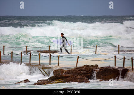 Sydney, Australien. 28. Okt 2018. Starke Wellen und Gezeiten Hit der Ostküste ganz eintauchen des beach pool am Avalon Beach, ein paar tapfere Surfer kämpfte, um die starke Brandung. Quelle: Martin Berry/Alamy leben Nachrichten Stockfoto