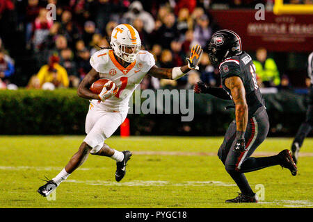 Columbia, SC, USA. 27 Okt, 2018. Tennessee Volunteers wide receiver Marquez Callaway (1) steif arme Südcarolina Kampfhähne Defensive zurück R.J. Roderick (10), die in der NCAA matchup zwischen den Tennessee Volunteers und die South Carolina Gamecocks an Williams - dem Brice Stadium in Columbia, SC. (Scott Kinser/Cal Sport Media) Credit: Csm/Alamy leben Nachrichten Stockfoto