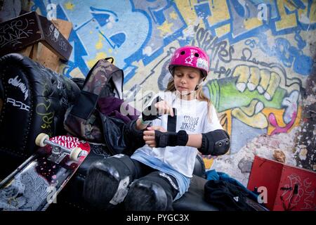 Berlin, Deutschland. 26 Sep, 2018. 26. September 2018, Deutschland, Berlin: Der 11-jährige Lilly Stoephasius bereitet sich auf ihr Training in der Skateboardhalle Berlin. Lilly ist Deutschen Skateboard Meister und Vize Europameister in ihrer Altersklasse. (Portrait" mit elf Jahren auf dem besten Weg nach Olympia" vom 28.10.2018) Credit: Kay Nietfeld/dpa/Alamy leben Nachrichten Stockfoto