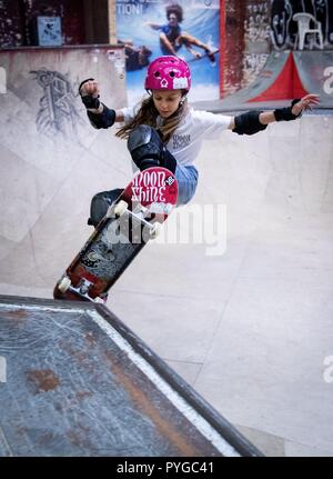 Berlin, Deutschland. 26 Sep, 2018. 26. September 2018, Deutschland, Berlin: Der 11-jährige Lilly Stoephasius Züge im Skateboardhalle Berlin. Lilly ist Deutschen Skateboard Meister und Vize Europameister in ihrer Altersklasse. (Portrait" mit elf Jahren auf dem besten Weg nach Olympia" vom 28.10.2018) Credit: Kay Nietfeld/dpa/Alamy leben Nachrichten Stockfoto