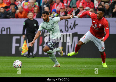 Mainz, Deutschland. 27 Okt, 2018. Serge Gnabry (L) von Bayern Muenchen Mias mit Jean-Philippe Gbamin des FSV Mainz während dem Bundesligaspiel zwischen Bayern Muenchen und FSV Mainz bei Opel Arena in Mainz, Deutschland, 27.10.2018. Bayern Muenchen gewann 2-1. Credit: Ulrich Hufnagel/Xinhua/Alamy leben Nachrichten Stockfoto