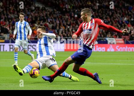 Madrid, Spanien. 27 Okt, 2018. Atletico Madrid Lucas Hernandez (R) Mias mit Real Sociedad Andoni Gorosabel während der spanischen La Liga Fußball Match zwischen Atletico Madrid und Real Sociedad San Sebastián in Madrid, Spanien, 27.10.2018. Atletico Madrid gewann 2-0. Credit: Edward Peters Lopez/Xinhua/Alamy leben Nachrichten Stockfoto