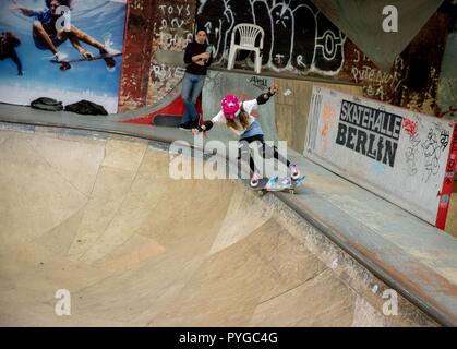 Berlin, Deutschland. 26 Sep, 2018. 26. September 2018, Deutschland, Berlin: Der 11-jährige Lilly Stoephasius Züge im Skateboardhalle Berlin. Lilly ist Deutschen Skateboard Meister und Vize Europameister in ihrer Altersklasse. (Portrait" mit elf Jahren auf dem besten Weg nach Olympia" vom 28.10.2018) Credit: Kay Nietfeld/dpa/Alamy leben Nachrichten Stockfoto