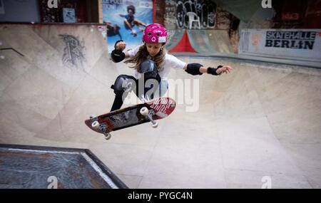Berlin, Deutschland. 26 Sep, 2018. 26. September 2018, Deutschland, Berlin: Der 11-jährige Lilly Stoephasius Züge im Skateboardhalle Berlin. Lilly ist Deutschen Skateboard Meister und Vize Europameister in ihrer Altersklasse. (Portrait" mit elf Jahren auf dem besten Weg nach Olympia" vom 28.10.2018) Credit: Kay Nietfeld/dpa/Alamy leben Nachrichten Stockfoto