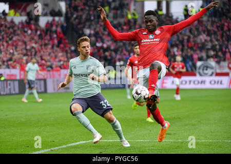 Mainz, Deutschland. 27 Okt, 2018. Joshua Kimmich (L) von Bayern Muenchen Mias mit Moussa Niakhate des FSV Mainz während dem Bundesligaspiel zwischen Bayern Muenchen und FSV Mainz bei Opel Arena in Mainz, Deutschland, 27.10.2018. Bayern Muenchen gewann 2-1. Credit: Ulrich Hufnagel/Xinhua/Alamy leben Nachrichten Stockfoto