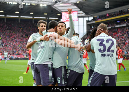 Mainz, Deutschland. 27 Okt, 2018. Thiago Alcantara (3 nd L) von Bayern Muenchen feiert Zählen mit Mannschaftskameraden bei dem Bundesligaspiel zwischen Bayern Muenchen und FSV Mainz bei Opel Arena in Mainz, Deutschland, 27.10.2018. Bayern Muenchen gewann 2-1. Credit: Ulrich Hufnagel/Xinhua/Alamy leben Nachrichten Stockfoto