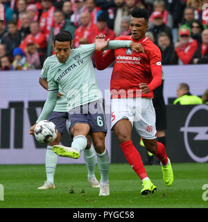 Mainz, Deutschland. 27 Okt, 2018. Thiago Alcantara (L) von Bayern Muenchen Mias mit Jean-Philippe Gbamin des FSV Mainz während dem Bundesligaspiel zwischen Bayern Muenchen und FSV Mainz bei Opel Arena in Mainz, Deutschland, 27.10.2018. Bayern Muenchen gewann 2-1. Credit: Ulrich Hufnagel/Xinhua/Alamy leben Nachrichten Stockfoto