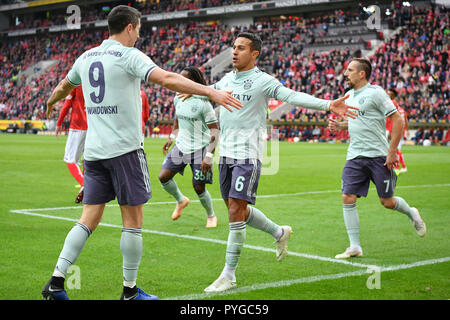 Mainz, Deutschland. 27 Okt, 2018. Thiago Alcantara (2. R) von Bayern Muenchen feiert mit seinen Mannschaftskameraden Robert Lewandowski (1. L) nach zählen während dem Bundesligaspiel zwischen Bayern Muenchen und FSV Mainz bei Opel Arena in Mainz, Deutschland, 27.10.2018. Bayern Muenchen gewann 2-1. Credit: Ulrich Hufnagel/Xinhua/Alamy leben Nachrichten Stockfoto