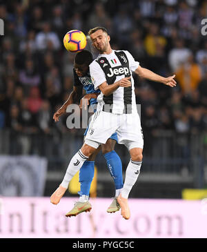 Empoli. 27 Okt, 2018. Juventus ist Miralem Rudolph (R) Mias mit Empoli Hamed Junior Traore während der Serie 2018-2019 ein Fußballspiel zwischen dem FC Juventus Turin und Florenz in Florenz, Italien, 27.10.2018. FC Juventus Turin gewann 2-1. Credit: Alberto Lingria/Xinhua/Alamy leben Nachrichten Stockfoto