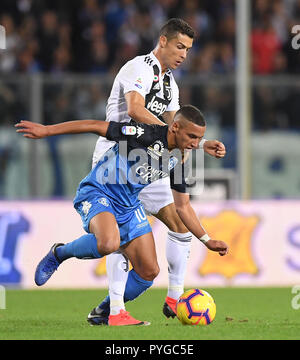 Empoli. 27 Okt, 2018. Juventus von Cristiano Ronaldo (zurück) Mias mit Empoli Ismael Bennacer während der Serie 2018-2019 ein Fußballspiel zwischen dem FC Juventus Turin und Florenz in Florenz, Italien, 27.10.2018. FC Juventus Turin gewann 2-1. Credit: Alberto Lingria/Xinhua/Alamy leben Nachrichten Stockfoto