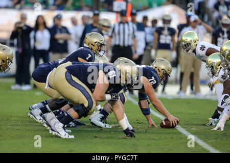 San Diego CA. 27 Okt, 2018. Navy Midshipmen an der Linie, während die Marine vs Norte Dame Spiel bei Qualcomm Stadion in San Diego, Ca. Am 27. Oktober 2018 (Foto von Jevone Moore) Credit: Csm/Alamy leben Nachrichten Stockfoto