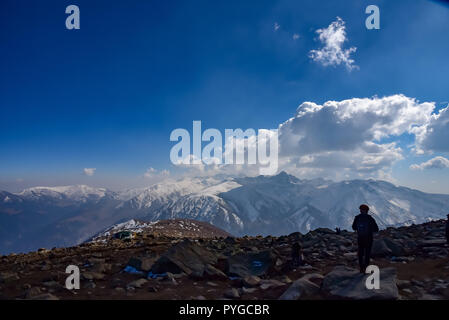 Oktober 27, 2018 - Baramulla, Jammu und Kaschmir, Indien - ein allgemeiner Blick auf die Berge des Himalaya mit frischem Schnee bedeckt bei Afferwat in Gulmarg, etwa 58 km von Sommer Hauptstadt Srinagar. Gulmarg ist eine unberührte Stadt im Bundesstaat Jammu und Kashmir bekannt für seine schneebedeckten Bergen und ist die bevorzugte Skifahren Ziel. Kredit Idrees: Abbas/SOPA Images/ZUMA Draht/Alamy leben Nachrichten Stockfoto