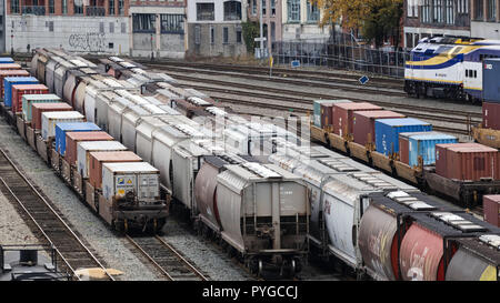 Vancouver, British Columbia, Kanada. 26 Okt, 2018. Triebwagen, einschließlich hopper Autos und intermodalen Transportbehälter, sitzen auf Canadian Pacific Railway Tracks zusammen Vancouver's Waterfront. Credit: bayne Stanley/ZUMA Draht/Alamy leben Nachrichten Stockfoto