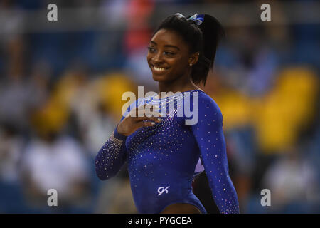 Doha, Katar. 27 Okt, 2018. SIMONE BILES lächelt während des ersten Tages der erste Wettbewerb auf dem Aspire Dome in Doha, Katar. Credit: Amy Sanderson/ZUMA Draht/Alamy leben Nachrichten Stockfoto