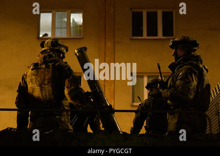 Prag, Tschechische Republik. 27 Okt, 2018. Generalprobe der militärischen Parade anlässlich des 100. Jahrestags der Gründung der Tschechoslowakei nahm Platz auf der Europäischen Straße in Prag, Tschechische Republik, am 27. Oktober 2018. Credit: Ondrej Deml/CTK Photo/Alamy leben Nachrichten Stockfoto