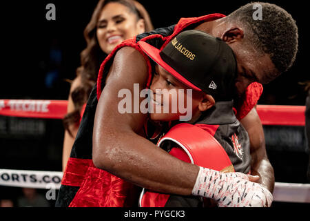 New York, New York, USA. 28 Okt, 2018. DANNY JACOBS (schwarz und rot Trunks) feiert nach dem Gewinn der IBF-WM im Mittelgewicht im Madison Square Garden in New York City, New York. Quelle: Joel Plummer/ZUMA Draht/Alamy leben Nachrichten Stockfoto