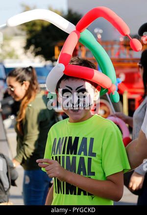 Los Angeles, USA. 27 Okt, 2018. Ein Junge besucht eine Halloween Parade in Los Angeles, USA, 27.10.2018. Credit: Li Ying/Xinhua/Alamy leben Nachrichten Stockfoto