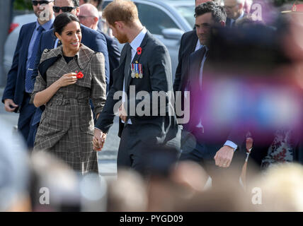 Wellington, Neuseeland. 28 Okt, 2018. Der britische Prinz Harry (R), Herzog von Sussex und seine Frau Meghan, Herzogin von Sussex, kommen an der Pukeahu National War Memorial Park in Wellington, Neuseeland, Okt. 28, 2018. Das königspaar am Sonntag der 4-tägigen Besuch in Neuseeland gestartet. Quelle: Guo Lei/Xinhua/Alamy leben Nachrichten Stockfoto