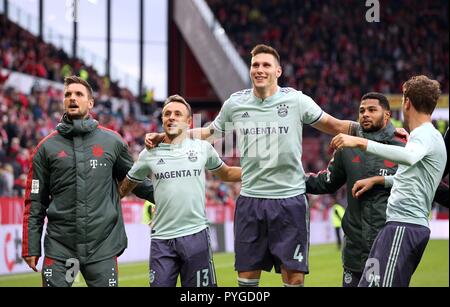 Mainz, Deutschland. 27 Okt, 2018. firo: 27.10.2018 Fußball, Fußball: 1. Bundesliga, Saison 2018/2019 FSV FSV FSV Mainz 05 - FC Bayern München 1:2 FCB Niklas Sule, Suele, endgültige Jubel, Jubel, Claps, winkt, FCB Rafinha, FCB Thomas Muller, Mueller, FCB Serge Gnabry, FCB-Torwart, Torwart, Torwart Sven Ulreich, | Verwendung der weltweiten Kredit: dpa/Alamy leben Nachrichten Stockfoto