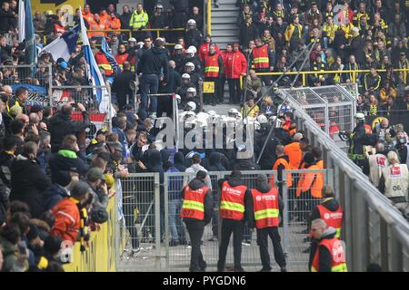 Dortmund, Deutschland. 27 Okt, 2018. firo: 27.10.2018, Fußball, 1.Bundesliga, Saison 2018/2019, BVB, Borussia Dortmund - Hertha BSC Berlin, Hertha Fans, Ultras kämpfen mit der Polizei, Gewalt, | Verwendung der weltweiten Kredit: dpa/Alamy leben Nachrichten Stockfoto