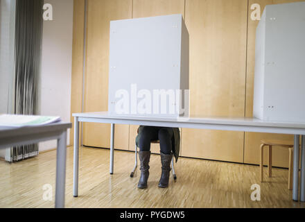 Frankfurt am Main, Deutschland. 28 Okt, 2018. Am Morgen, ein Wähler füllt ihren Stimmzettel für die Landtagswahl in Hessen. Foto: Frank Rumpenhorst/dpa/Alamy leben Nachrichten Stockfoto