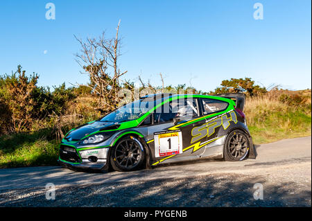 Ballydehob, West Cork, Irland. 28. Okt 2018. Mit dem Mond noch sichtbar, rallyefahrer Darragh O'Riordan und sein Navigator Andy Hayes fliegen entlang der Straße in einer Phase des Fastnet Rallye 2018 von Skibbereen Auto Club organisiert. Credit: Andy Gibson/Alamy Leben Nachrichten. Stockfoto