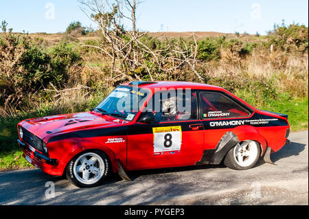 Ballydehob, West Cork, Irland. 28. Okt 2018. Mit der Sonne, Rallye Fahrer Jason O'Mahony und sein Navigator Jonathan O'Mahony Fliegen entlang der Straße in einem Ford Escort MK2 während einer Phase des Fastnet Rallye 2018 von Skibbereen Auto Club organisiert. Credit: Andy Gibson/Alamy Leben Nachrichten. Stockfoto