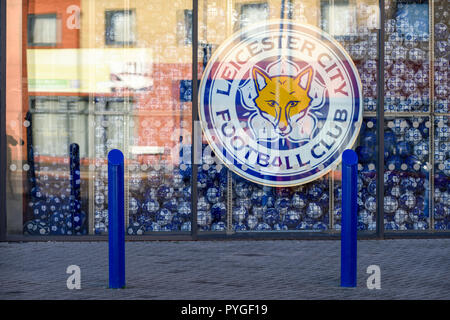 Leicester, Vereinigtes Königreich. 28. Oktober 2018: ein stetiger Strom von Leicester City Football fans und der Öffentlichkeit wurde der Ankunft der Hinsicht außerhalb der King Power Stadion zu zahlen, die einem Hubschrauberabsturz in den clubs Auto Park, der um 20.30 Uhr letzte Nacht geschehen, die in die Club Besitzer gesagt wird. Keine Aussage des Incident erteilt worden sind. Credit: Ian Francis/Alamy leben Nachrichten Stockfoto