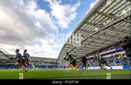 Brighton, UK. 27. Okt 2018. Wölfe Spieler warm up in der Premier League Match zwischen Brighton und Hove Albion und Wolverhampton Wanderers an der AMEX Stadion, Brighton, England am 27. Oktober 2018. Foto von Liam McAvoy. Credit: UK Sport Pics Ltd/Alamy leben Nachrichten Stockfoto