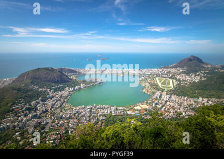 Luftaufnahme von Rodrigo de Freitas Lagune und zwei Brüder Hill (Morro Dois Irmaos) - Rio de Janeiro, Brasilien Stockfoto