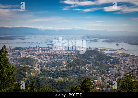 Luftbild der Innenstadt von Rio de Janeiro, Guanabara Bay und Rio-Nitreoi Brücke - Rio de Janeiro, Brasilien Stockfoto