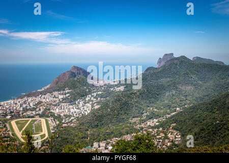Luftaufnahme von Rio de Janeiro. Zwei Brüder Hill (Morro Dois Irmaos) und Pedra da gavea Stone - Rio de Janeiro, Brasilien Stockfoto