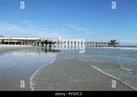 Weitwinkelaufnahme von Cocoa Beach Pier in Florida. Stockfoto