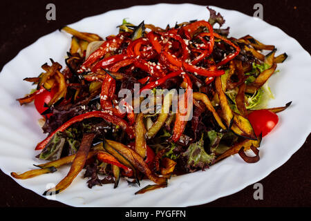 Salat mit gebratenem Gemüse und Sesamsamen Stockfoto