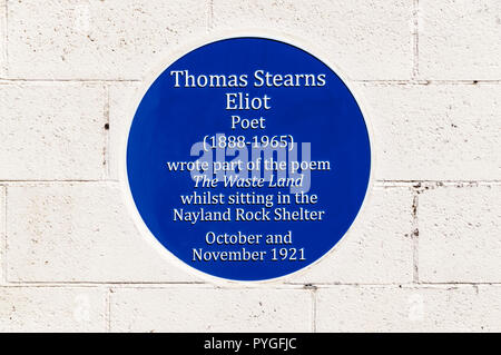 Eine blaue Plakette auf der Nayland Abri in Margate erinnert an T S Eliot schrieb ein Teil der Abfälle Land gibt. Stockfoto