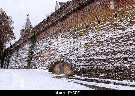 Ulmer Stadtmauer im Winter mit Schnee, Ulm, Baden-Württemberg, Deutschland Stockfoto