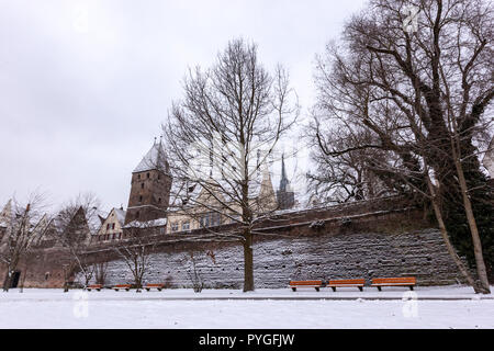 Ulmer Stadtmauer im Winter mit Schnee, Ulm, Baden-Württemberg, Deutschland Stockfoto