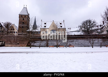 Ulmer Stadtmauer im Winter mit Schnee, Ulm, Baden-Württemberg, Deutschland Stockfoto