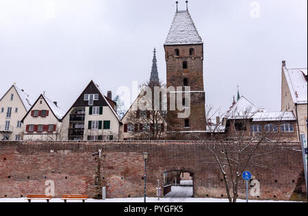 Ulmer Stadtmauer im Winter mit Schnee, Ulm, Baden-Württemberg, Deutschland Stockfoto