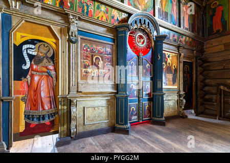 Swjaschsk, Russland - 11. Juni 2018: Fragment der orthodoxen Ikonostase im Inneren des alten Holz- Trinity Church auf der Swjaschsk Insel Stockfoto
