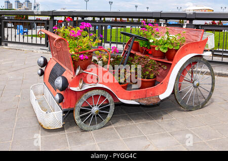 Kazan, Russland - Juni 9, 2018: Blumen Zusammensetzung mit Stilisierten retro Auto Stockfoto