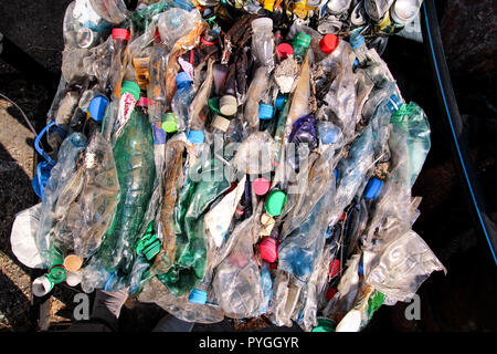 Plastikflaschen auf Stapel, bereit, recycelt. Recycling von alten Plastikflaschen. Stapel fertig verpackt und recycling Plastikflaschen. Recycling. Stockfoto