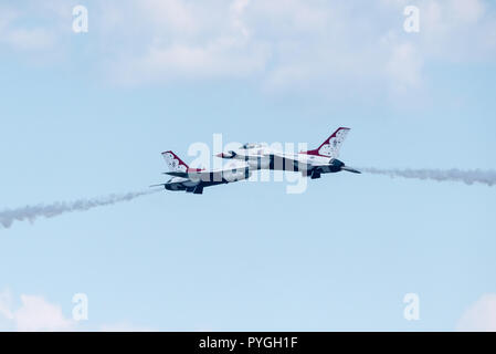 USAF Thunderbirds gegen die Wand Pass Stockfoto