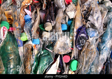 Plastikflaschen auf Stapel, bereit, recycelt. Recycling von alten Plastikflaschen. Stapel fertig verpackt und recycling Plastikflaschen. Recycling. Stockfoto