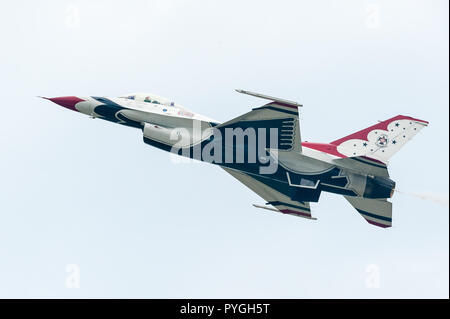 US Air Force Thunderbirds F16 Fighting Falcon klettern in den Himmel Stockfoto
