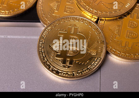 Münzen - cryptocurrency Litecoin, Bitcoin Astraleums Stockfoto