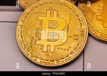 Ein Stapel von Golden bitcoin Münze auf einem silbernen Tastatur des Laptops. Virtuelle cryptocurrency Konzept. Abbau von Bitcoins online Bussiness. Bitcoins Handel. Stockfoto