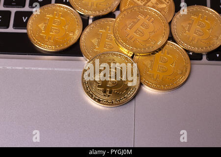 Ein Stapel von Golden bitcoin Münze auf einem silbernen Tastatur des Laptops. Virtuelle cryptocurrency Konzept. Abbau von Bitcoins online Bussiness. Bitcoins Handel. Stockfoto